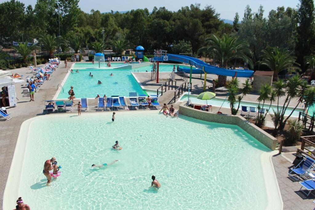 een groep mensen in een zwembad in een resort bij Camping Village Baia del Marinaio in Vada