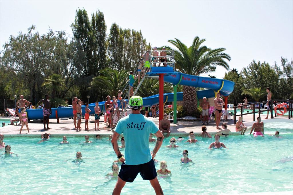 Bazén v ubytovaní Camping Village Baia del Marinaio alebo v jeho blízkosti