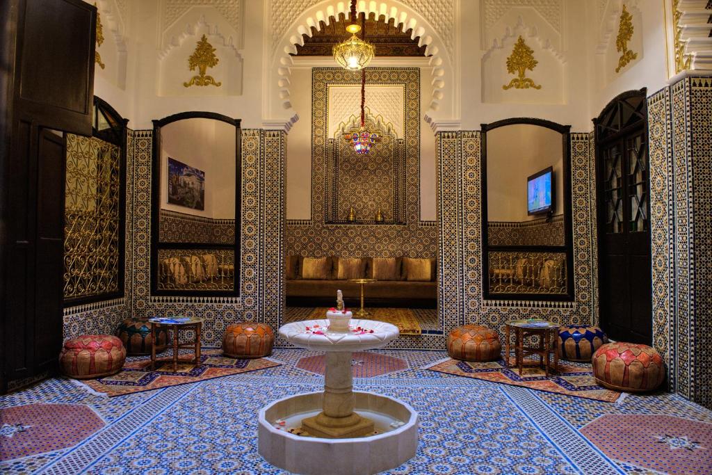 TV a/nebo společenská místnost v ubytování Riad EL Manantial,Dar Hajjaj,Patrimonio del SXIX