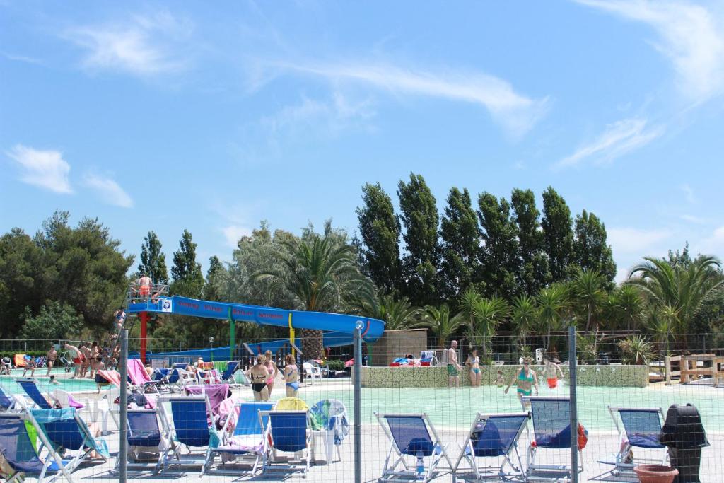 Bazén v ubytovaní Camping Village Baia del Marinaio alebo v jeho blízkosti