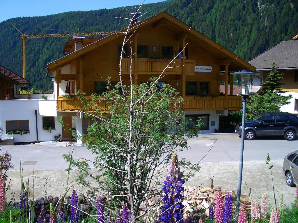 Nespecifikovaný výhled na hory nebo výhled na hory při pohledu z aparthotelu