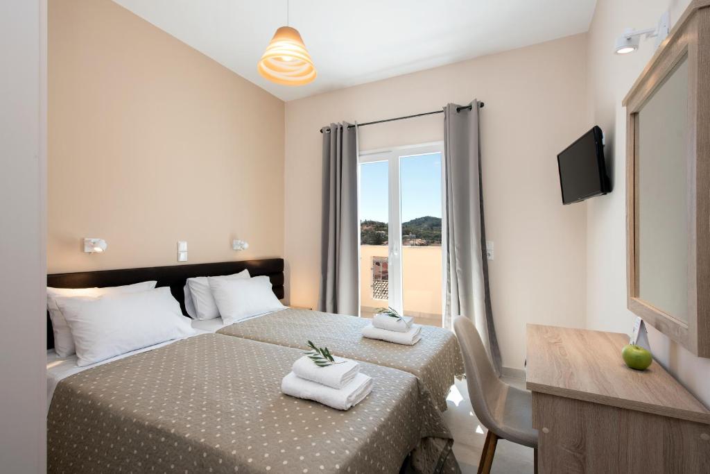 een hotelkamer met een bed met handdoeken erop bij Artheo Hotel in Kassiopi