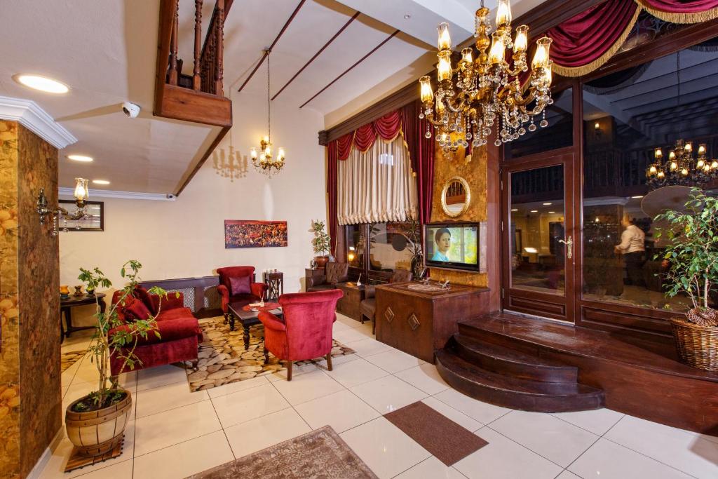 TV a/nebo společenská místnost v ubytování Tahir Aga Konagi Hotel