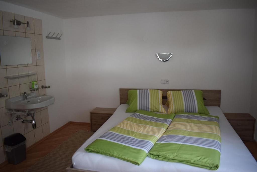 Poste&#x13E; alebo postele v izbe v ubytovan&iacute; Ferienhaus Schranz