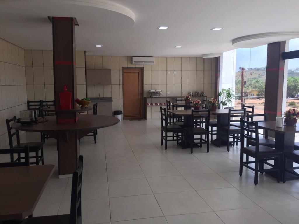 Um restaurante ou outro lugar para comer em Gaivota Hotel