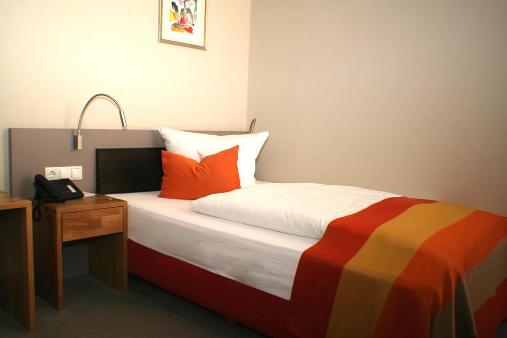 Postel nebo postele na pokoji v ubytování Hotel Am Kloster