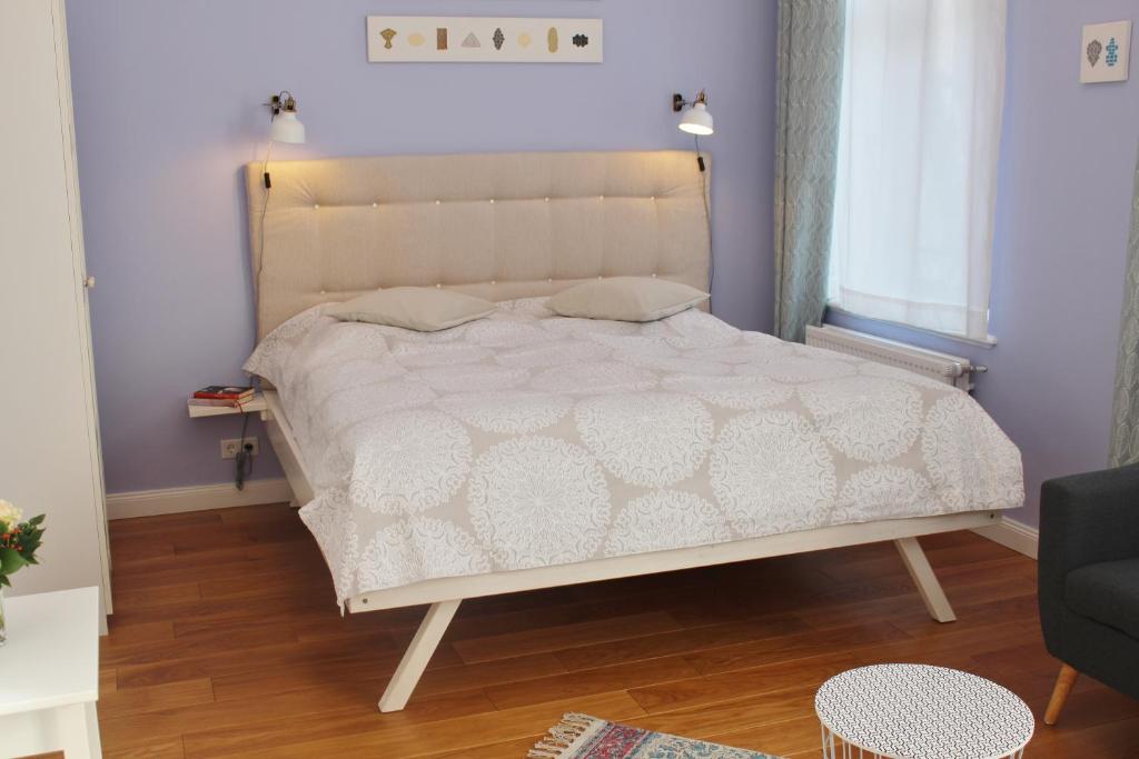 a bedroom with a large bed with a white bedspread at Apartment Flieder Zentral in Bremen