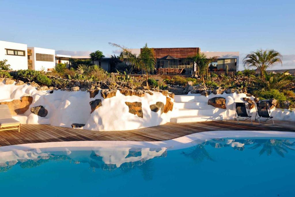 ラハレスにあるVilla La Lagunaのリゾートのプールの景色を望めます。