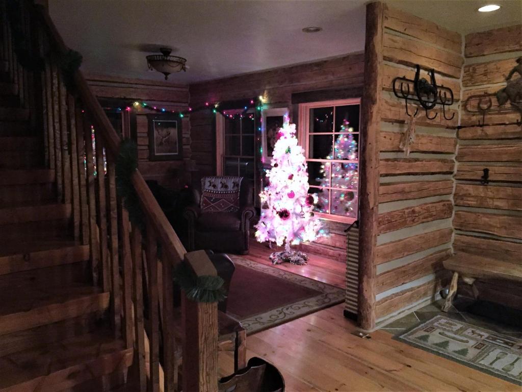 COUNTRY LOG CABIN: MY GRANDMA'S BUTTONHOLE SCISSORS, and Christmas