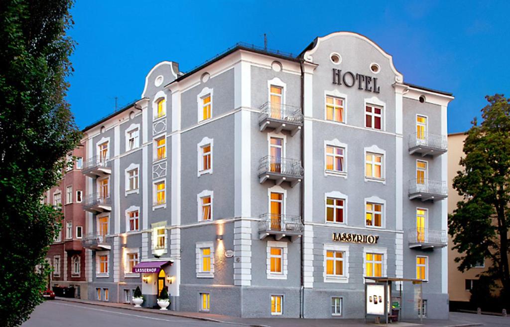 ein großes graues Gebäude mit einem Schild drauf in der Unterkunft Atel Hotel Lasserhof in Salzburg