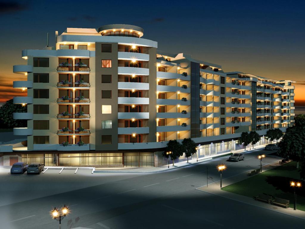 大特爾諾沃的住宿－Panorama Apartment & Rooms Veliko Turnovo，一座大型建筑,前面设有停车场