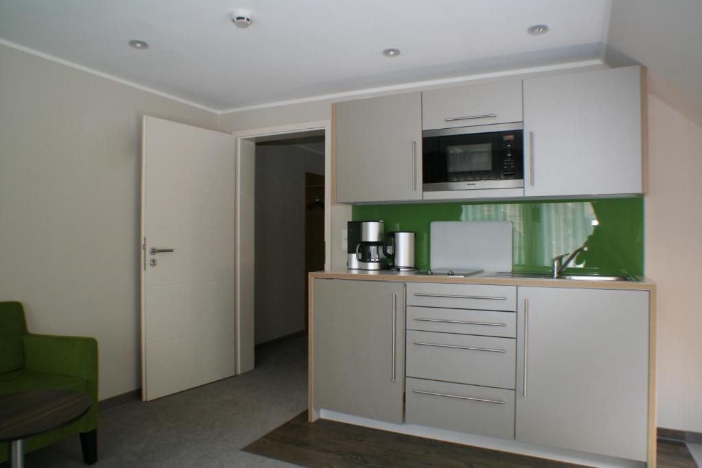 Kuchyň nebo kuchyňský kout v ubytování Hotel Am Kloster
