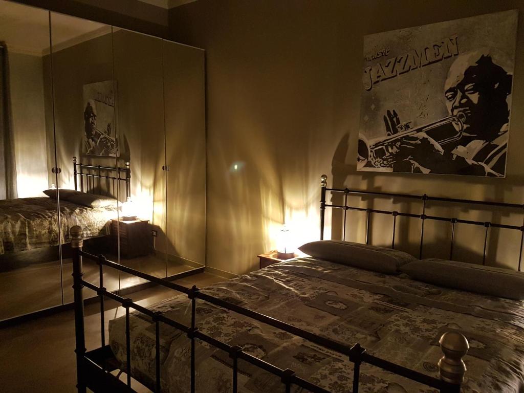 una camera con letto e letto a baldacchino sul muro di Saint George's House ad Alessandria