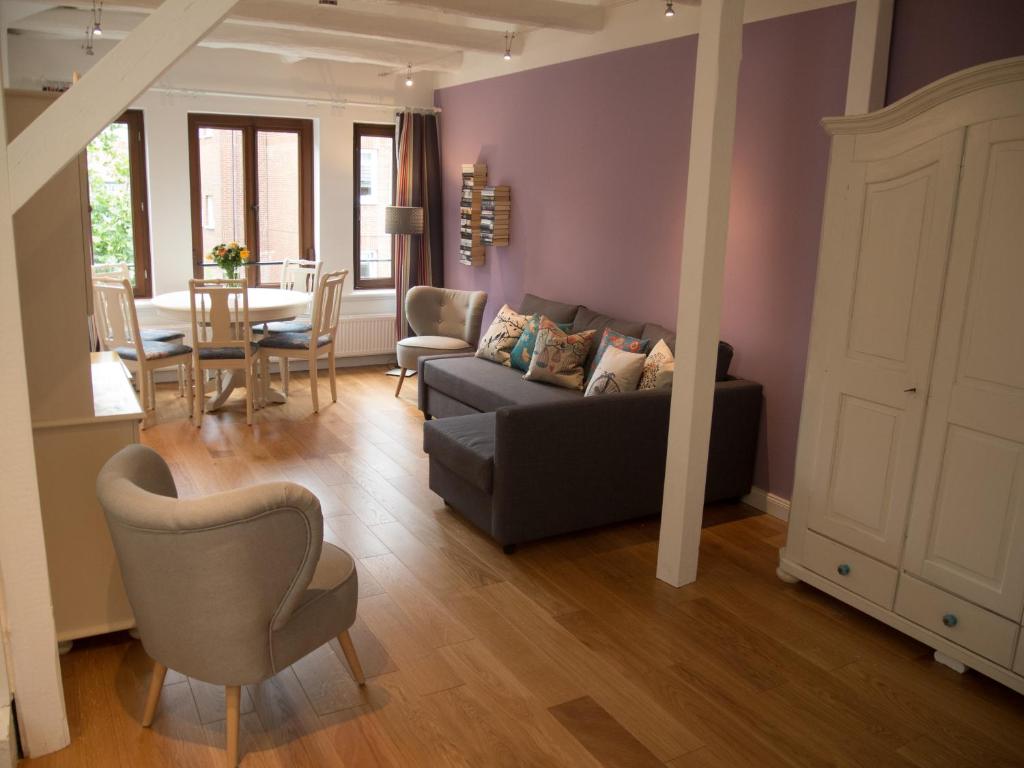 a living room with a couch and a dining room at Schönes Studio zentral in Bremen