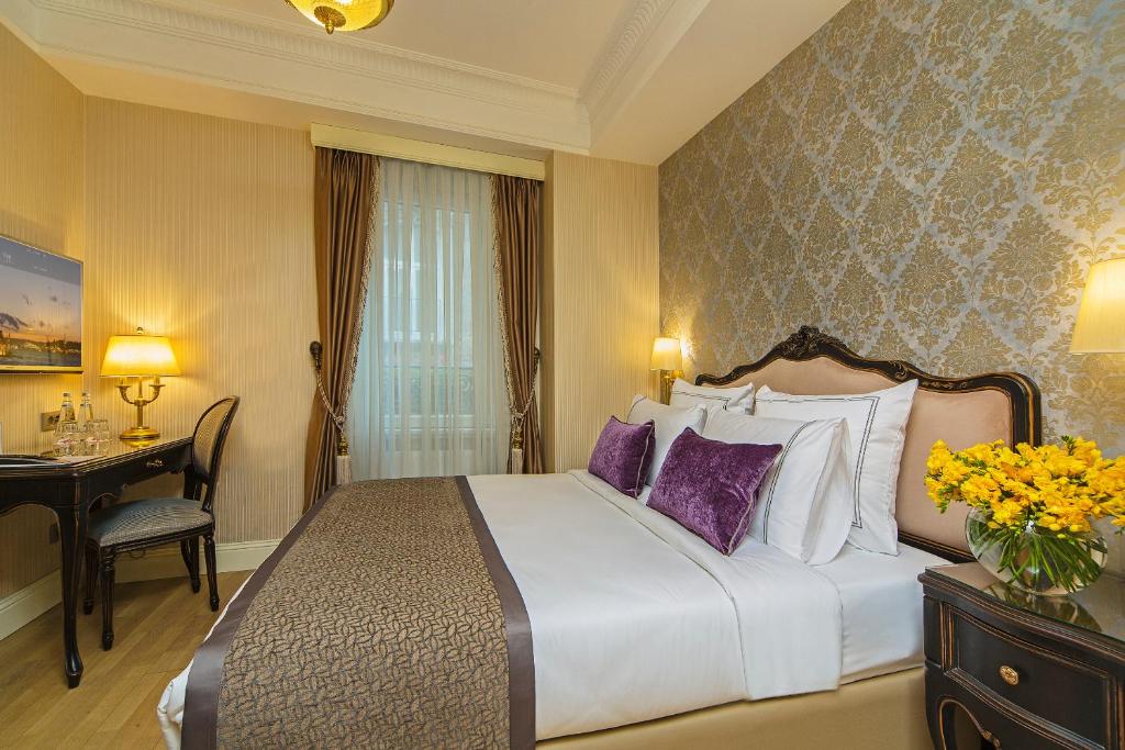 A bed or beds in a room at Meroddi Bagdatliyan Hotel