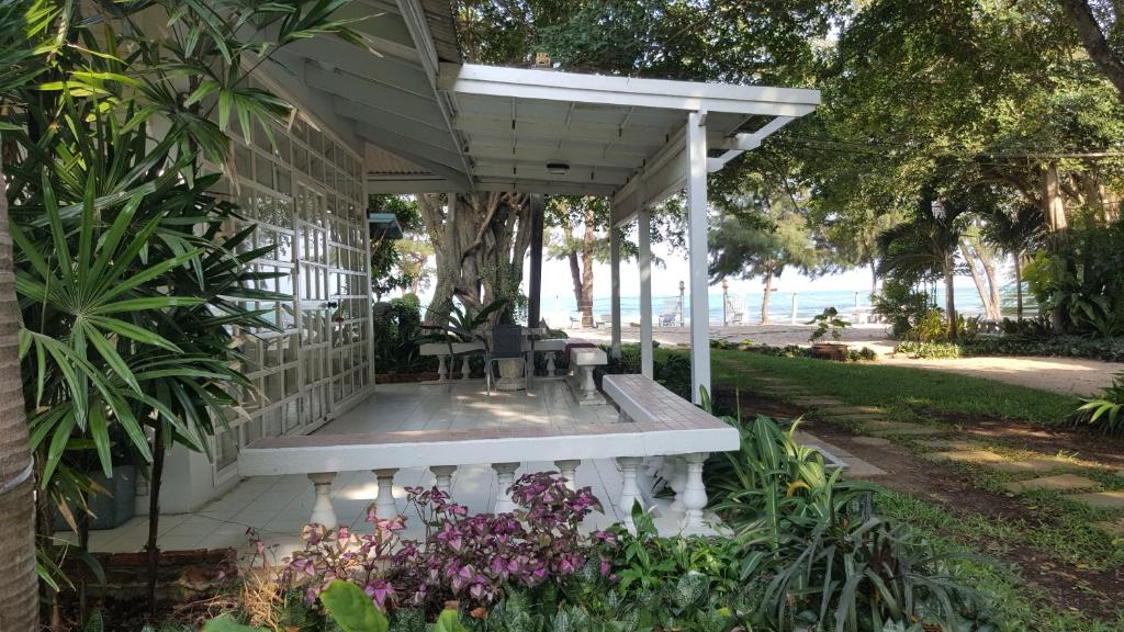 Zahrada ubytování Baan Kratom Tong by the sea