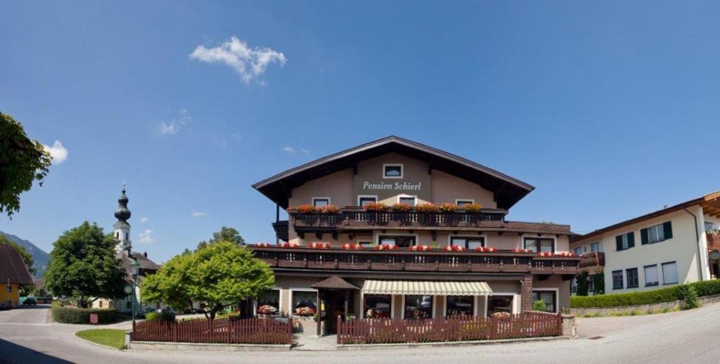 ein Gebäude mit einem Restaurant darüber in der Unterkunft Pension Schierl in Faistenau