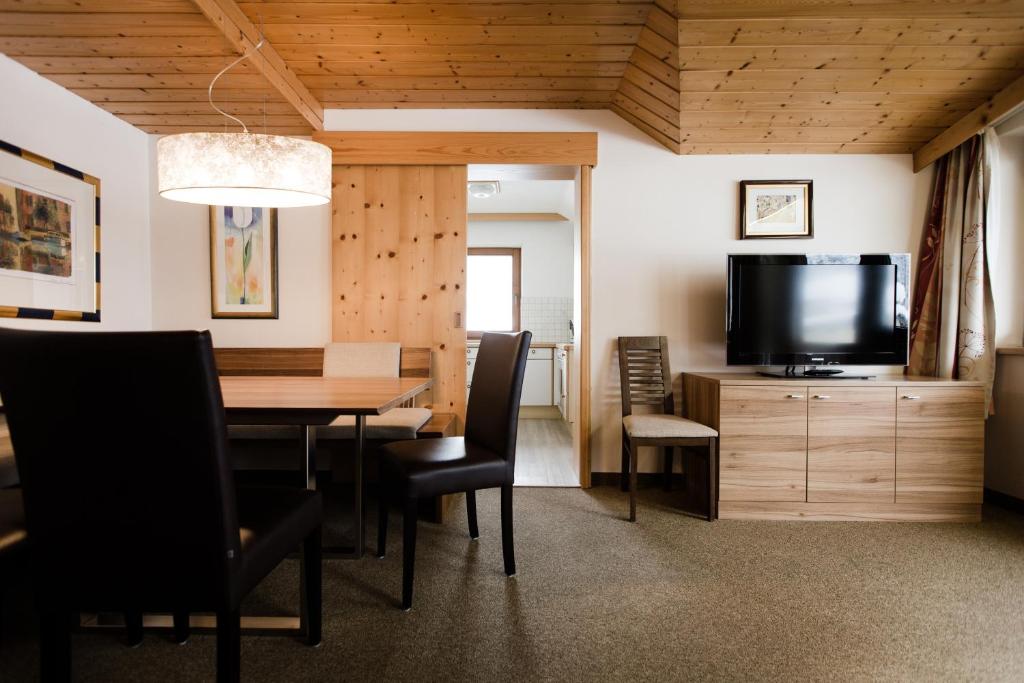 TV a/nebo společenská místnost v ubytování Aparthotel Dorfplatzl Garni