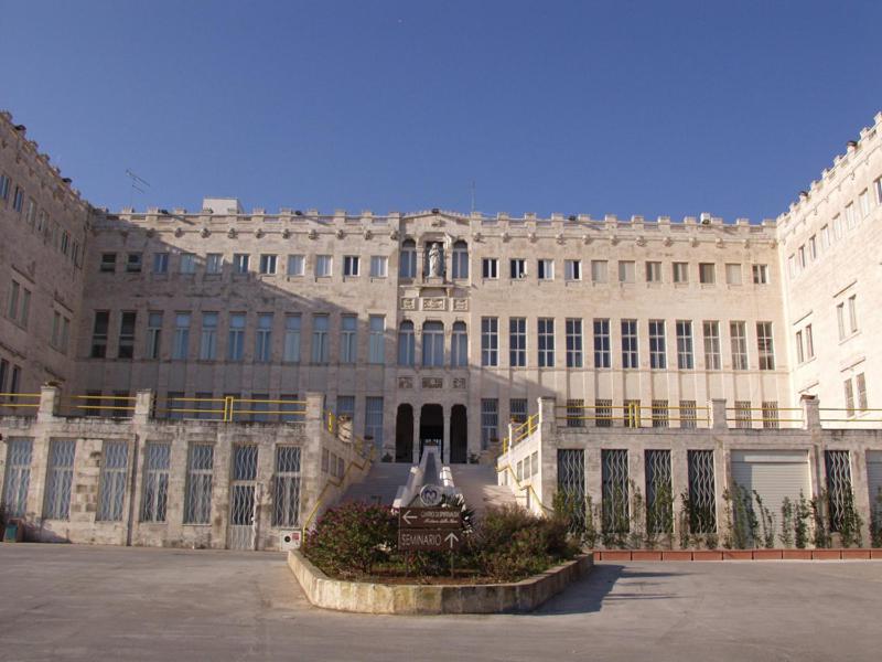 um grande edifício branco com um pátio em frente em Centro di Spiritualità Madonna della Nova em Ostuni