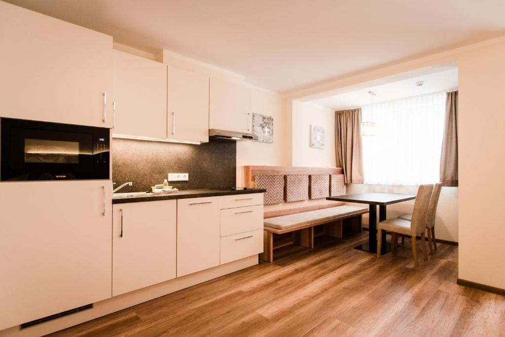 Kuchyň nebo kuchyňský kout v ubytování Aparthotel Dorfplatzl Garni