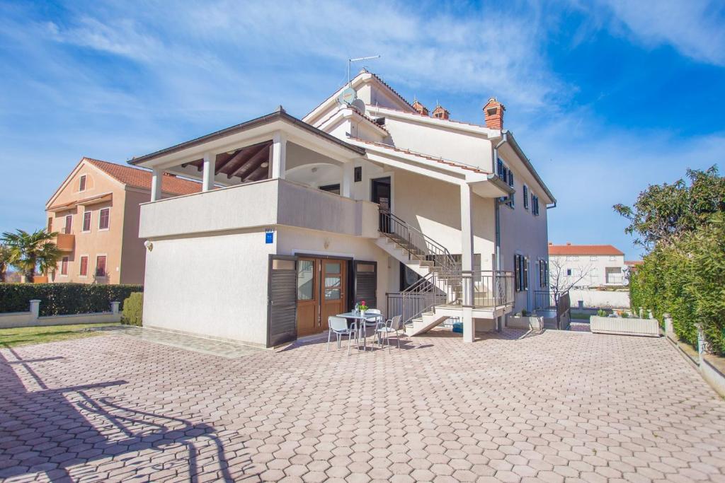 una casa con patio frente a ella en Apartments Punta en Poreč