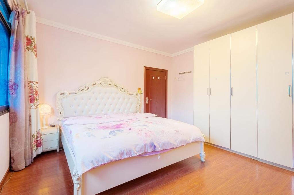Postel nebo postele na pokoji v ubytování 空中花园民宿 贵阳火车站店