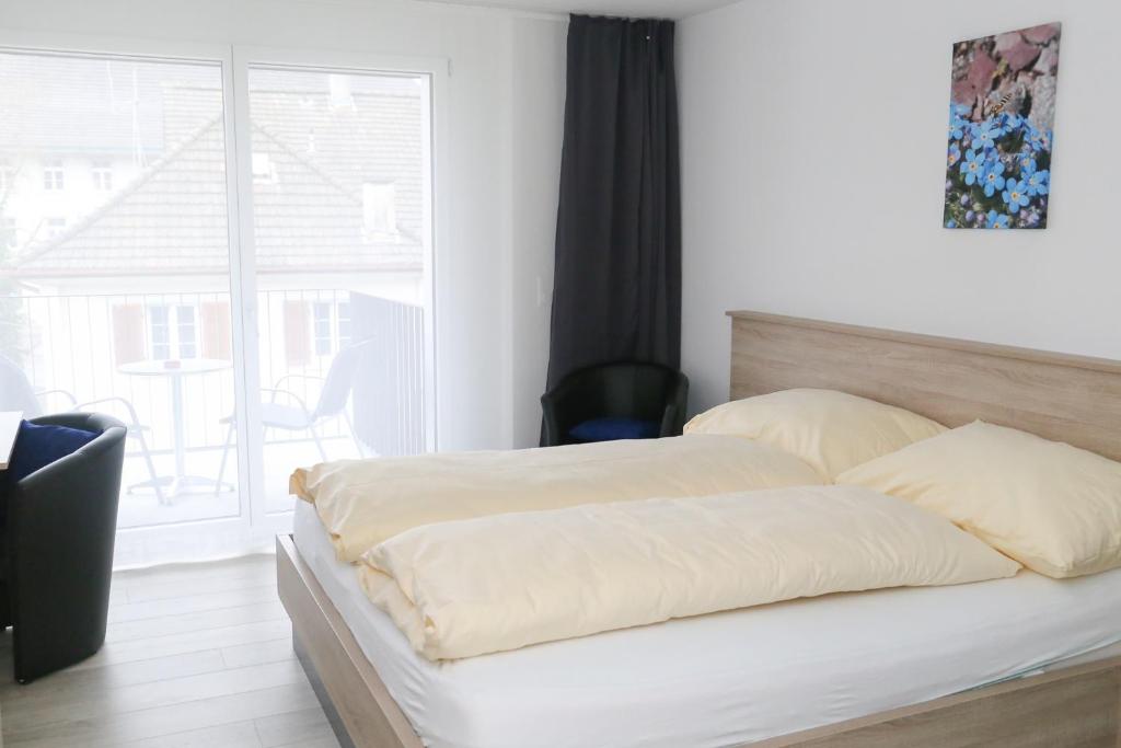 Postel nebo postele na pokoji v ubytování Hotel Traube Garni