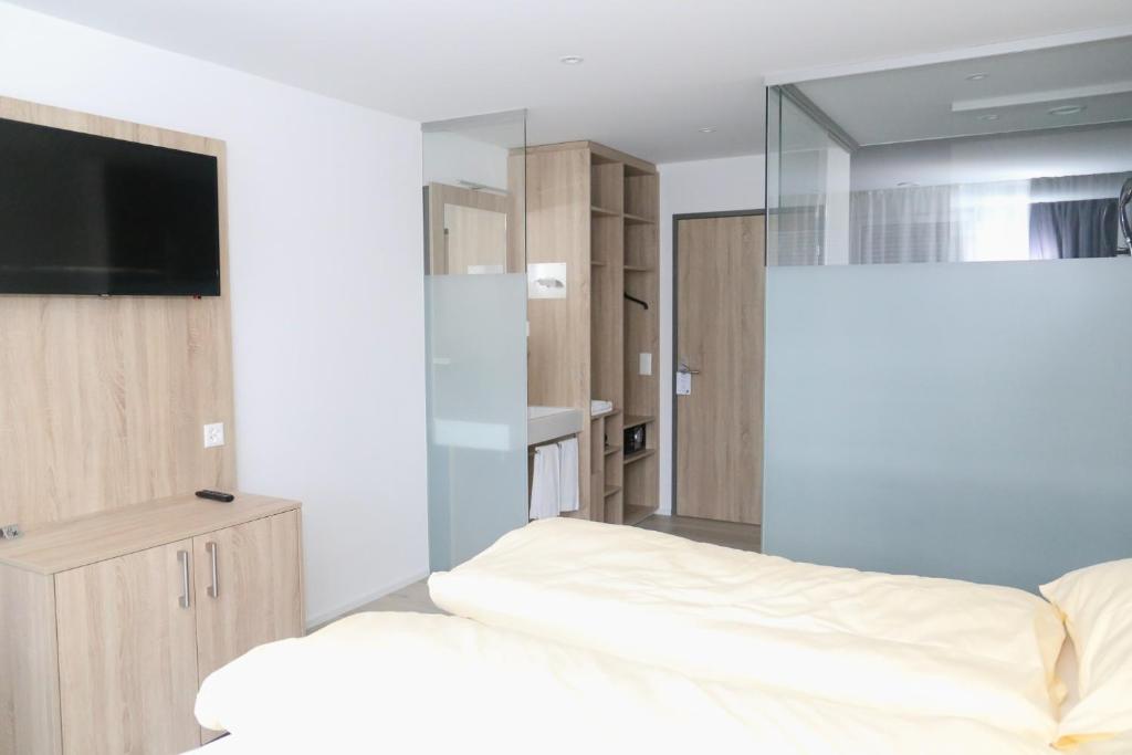 Postel nebo postele na pokoji v ubytování Hotel Traube Garni