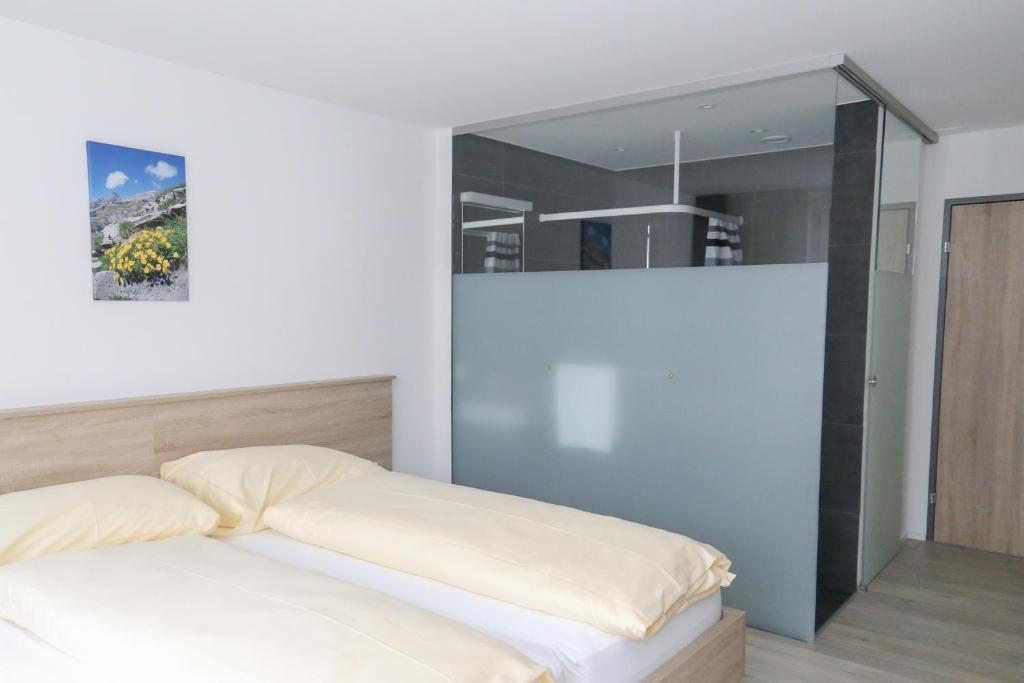 Postel nebo postele na pokoji v ubytování Hotel Traube Garni