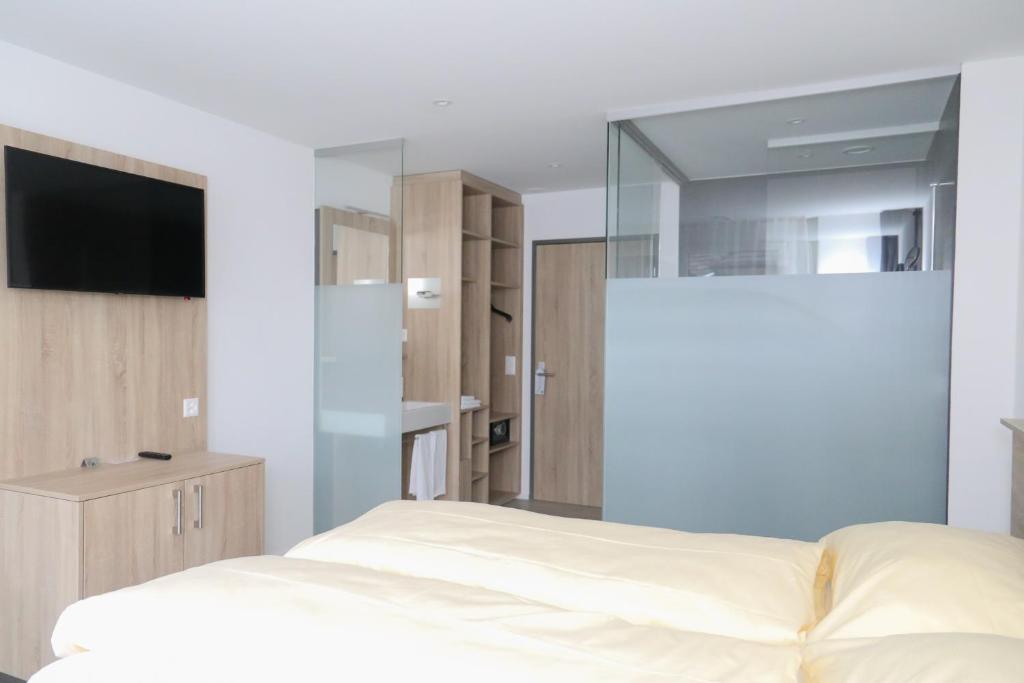 Postel nebo postele na pokoji v ubytování Hotel Traube Garni