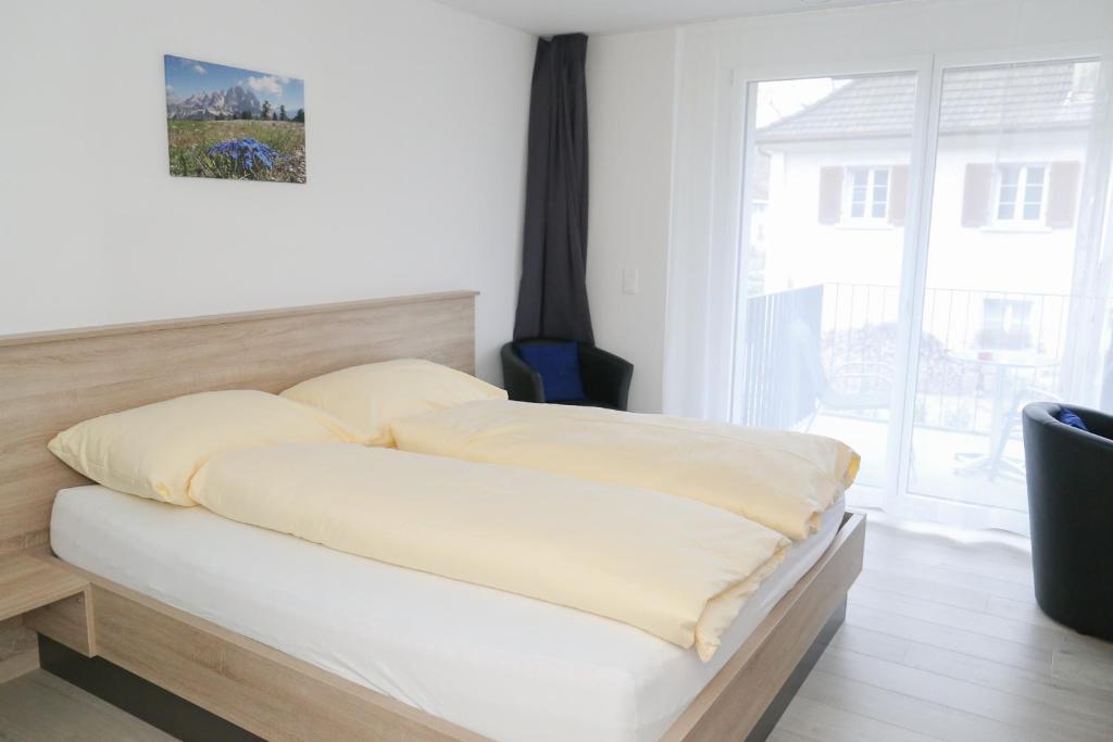 Postel nebo postele na pokoji v ubytování Hotel Traube Garni
