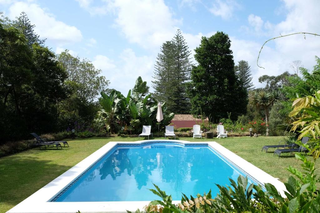 - une piscine dans la cour d'une maison dans l'établissement Pink House Azores, à Ponta Delgada