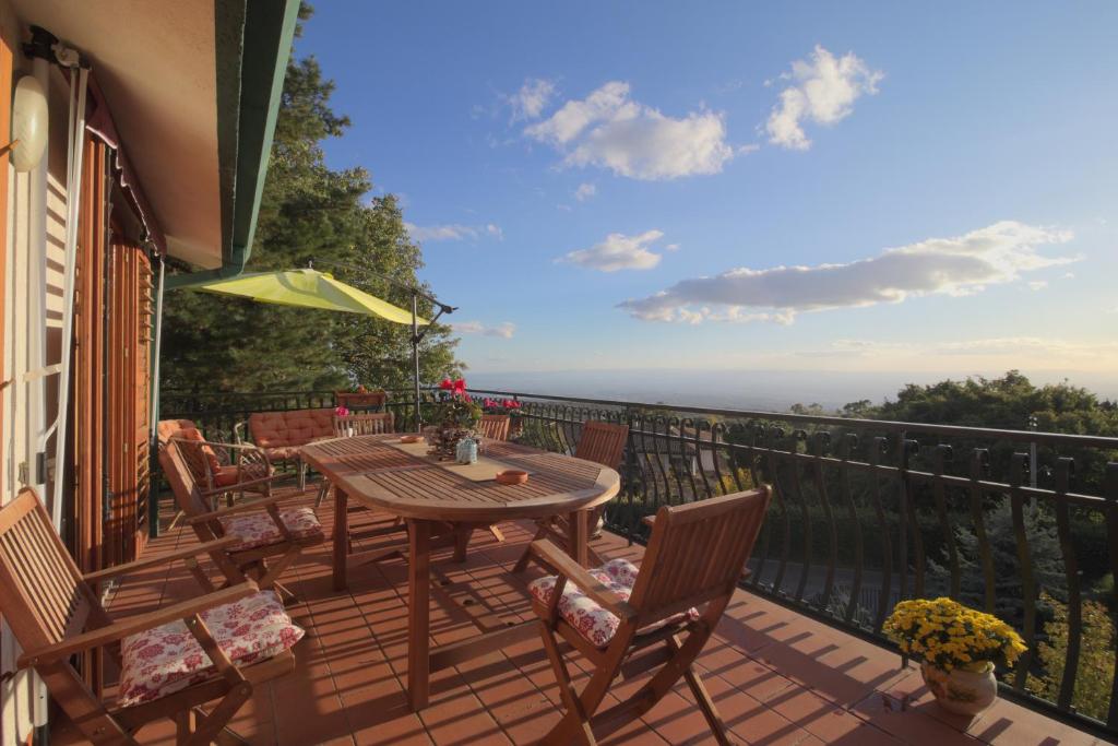 a patio with a table and chairs on a balcony at Magma Guest House in Ragalna