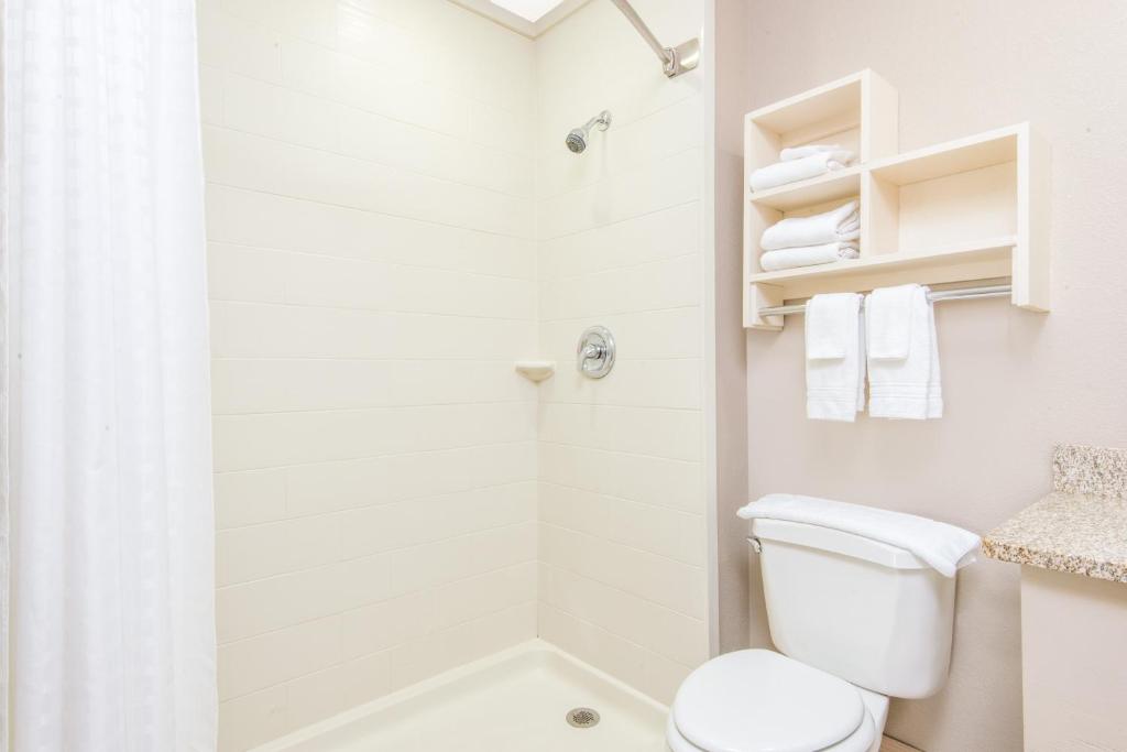 Super 8 by Wyndham Wichita South - Queen Room With Two Queen Beds - Non-Smoking
