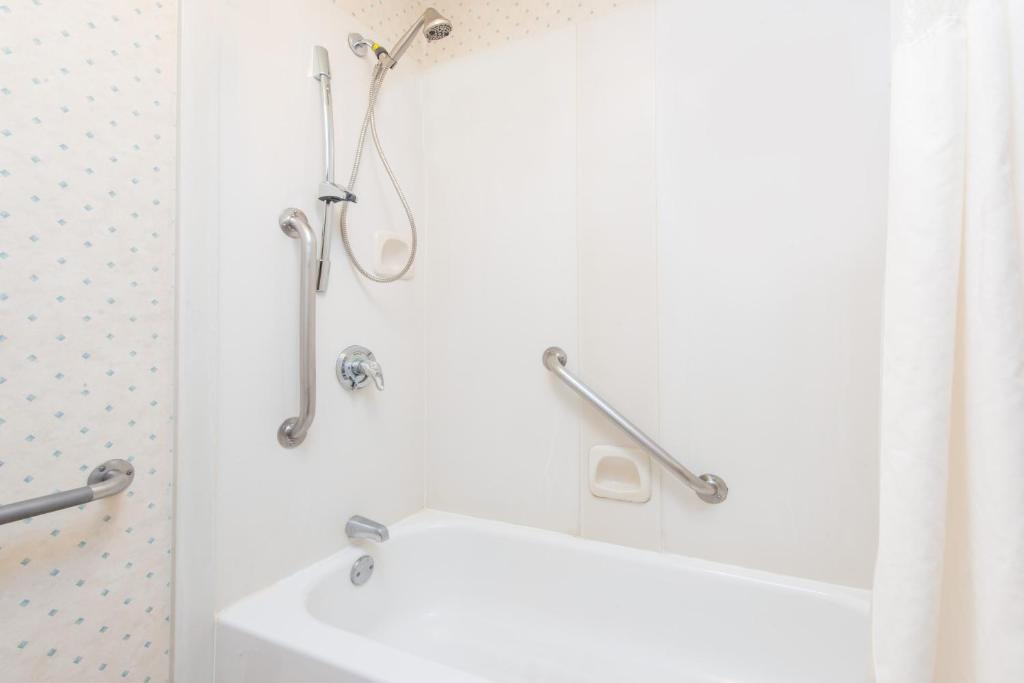 Super 8 by Wyndham Wichita South - King Room - Mobility Accessible/Non-Smoking