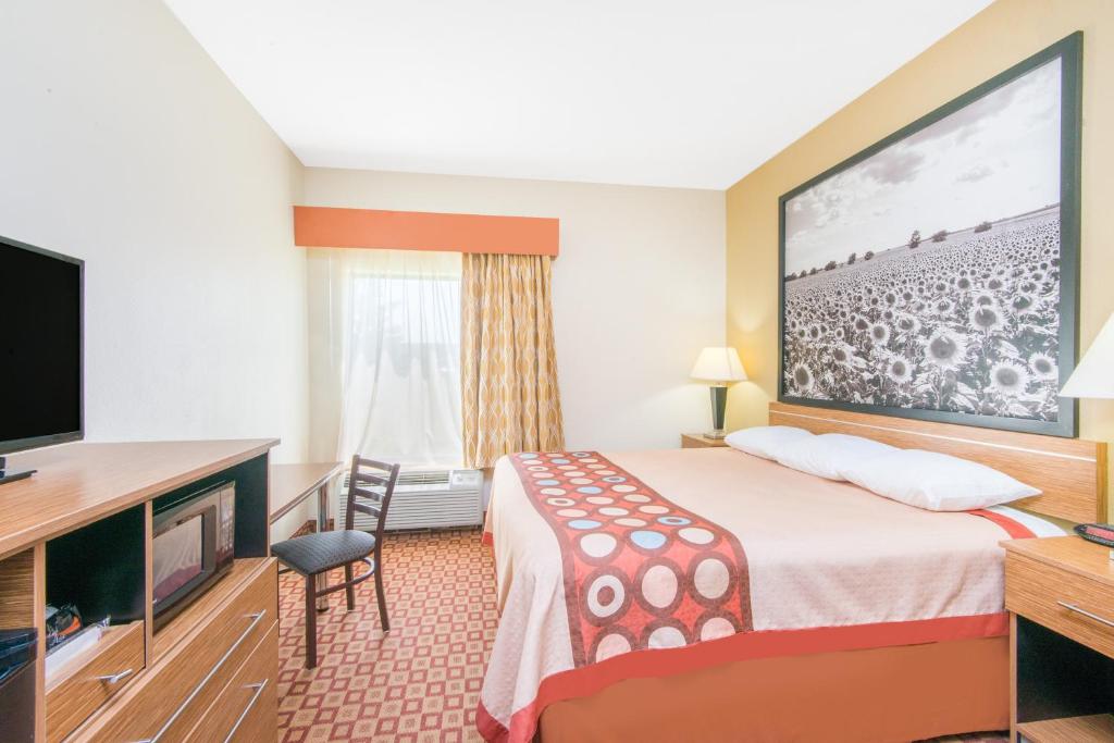 Super 8 by Wyndham Wichita South - King Room - Non-Smoking