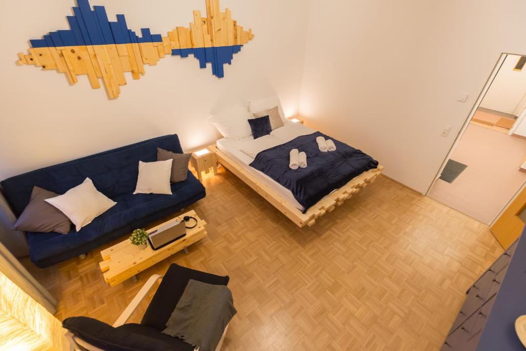 nad głową pokoju z łóżkiem i kanapą w obiekcie Stunning Apartment Vienna Central Station w Wiedniu