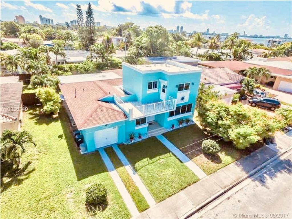 una vista aérea de una casa azul en Blue House Miami en Miami Beach