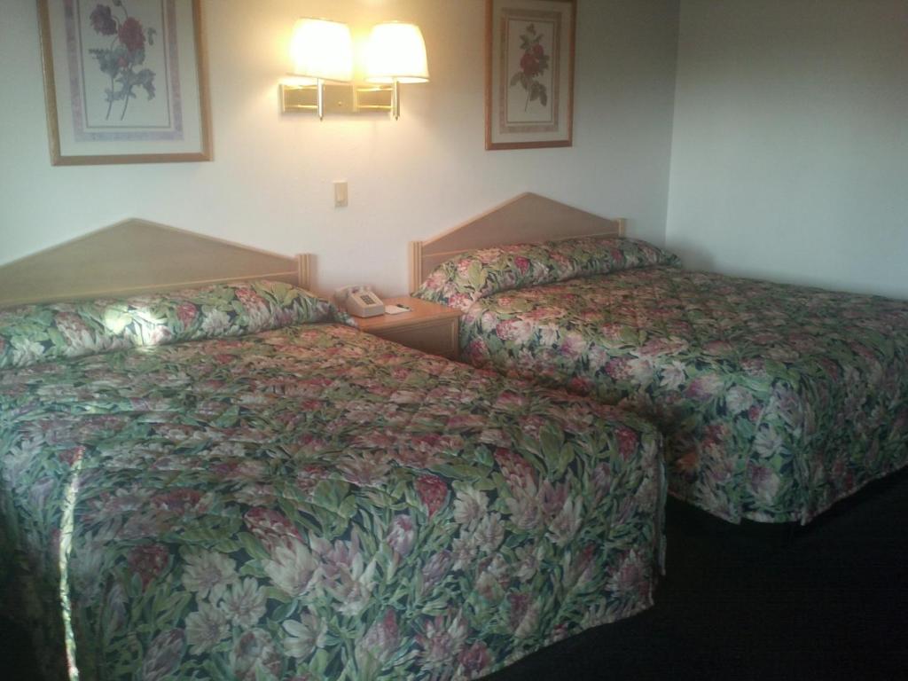 Postel nebo postele na pokoji v ubytování Sunrise Inn
