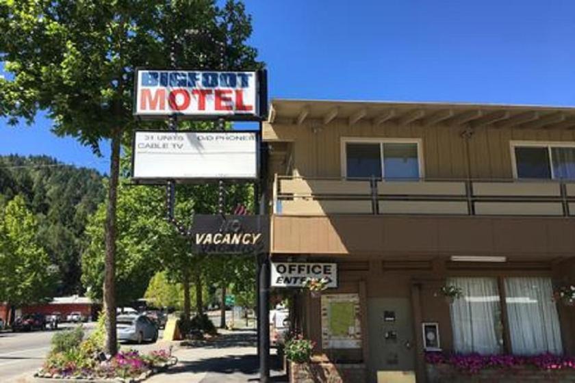 Tòa nhà nơi nhà nghỉ ven đường tọa lạc