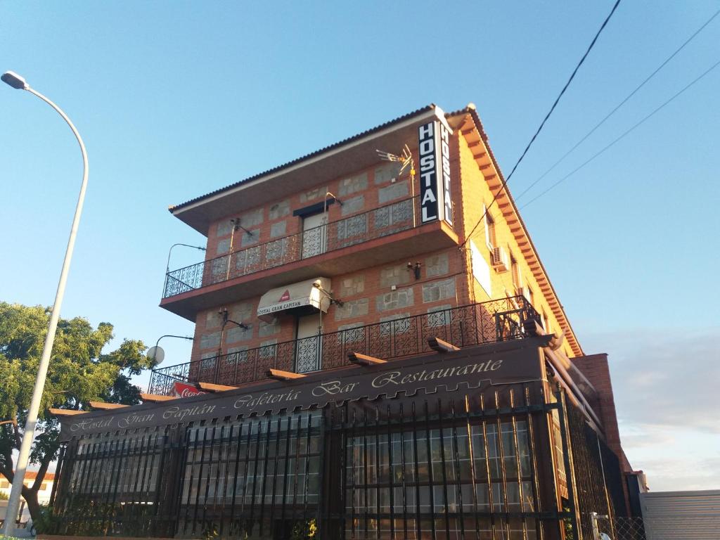 un bâtiment avec un panneau sur son côté dans l'établissement Hostal Gran Capitán, à Tolède