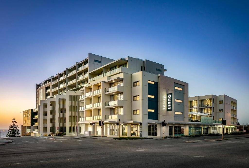 un gran edificio de apartamentos con una calle enfrente en Quest Scarborough, en Perth