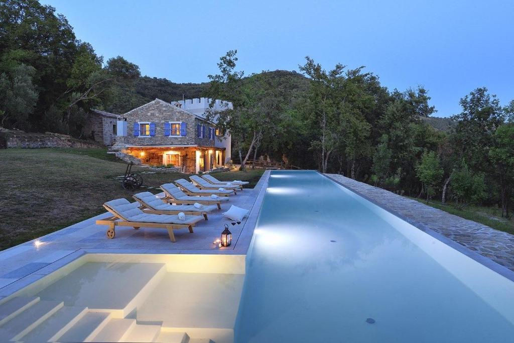 basen z leżakami i dom w obiekcie Villa Torrecorta w mieście Motovun