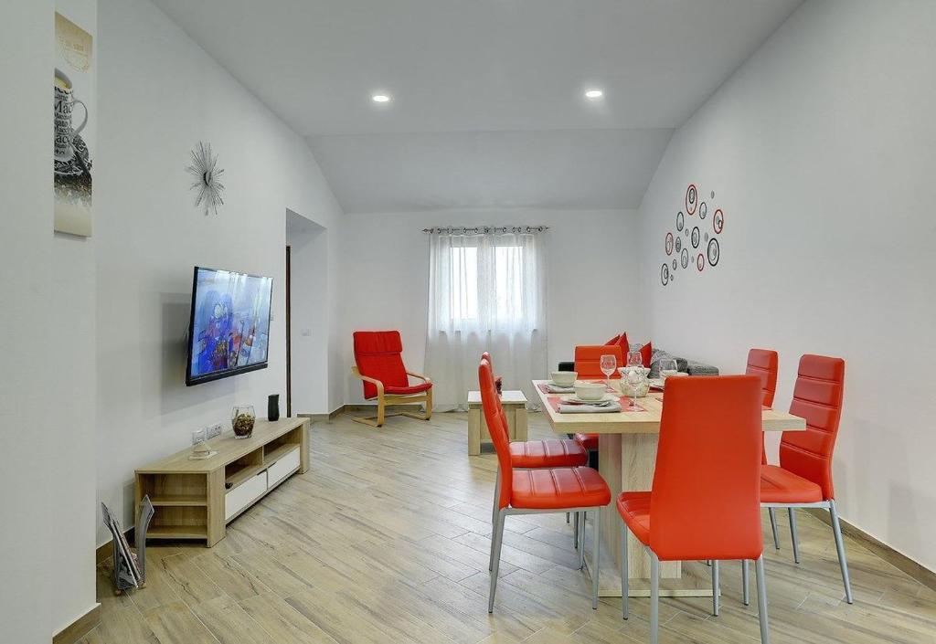 TV a/nebo společenská místnost v ubytování Villa Mareti