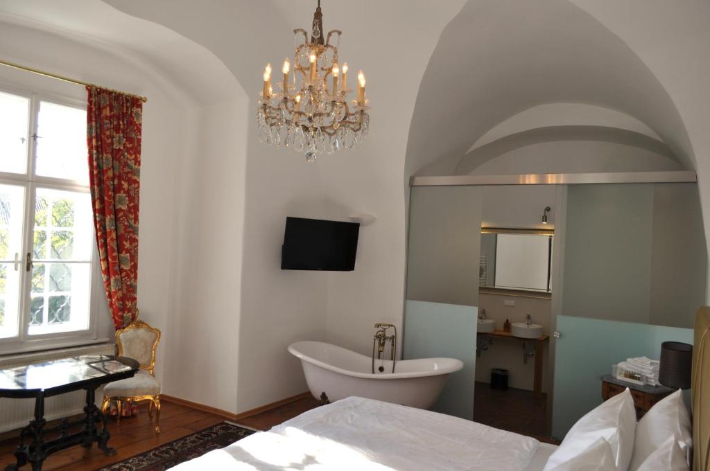 Posteľ alebo postele v izbe v ubytovaní Schlosshotel Mailberg