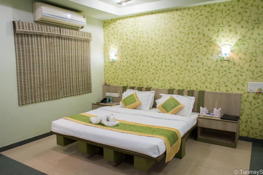 Ein Bett oder Betten in einem Zimmer der Unterkunft FabExpress Vora Corporate Inn