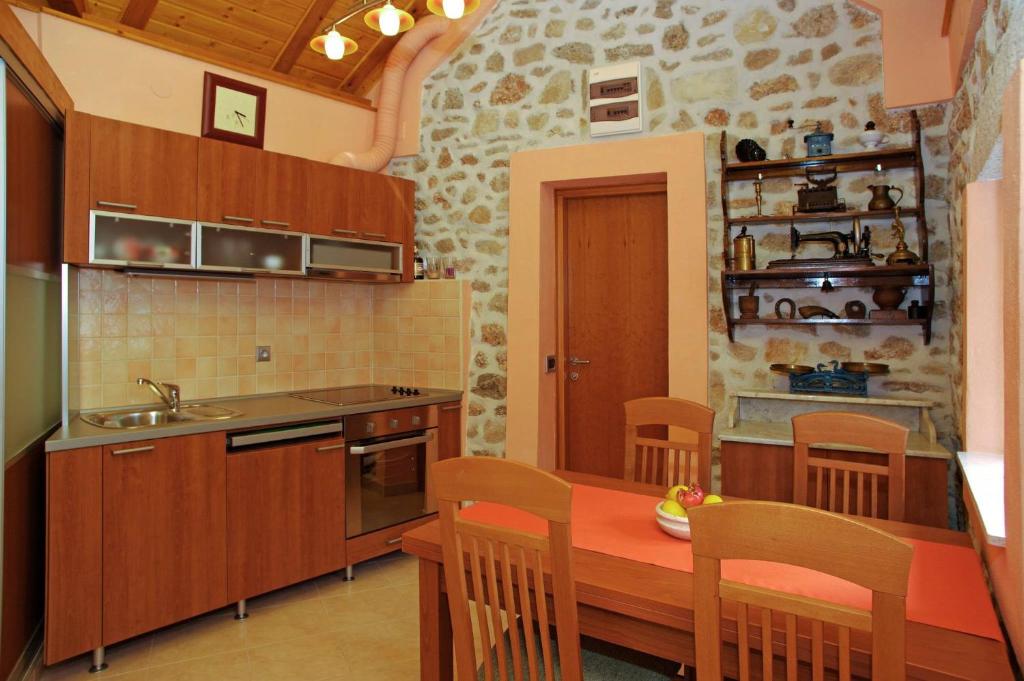 Kuchyň nebo kuchyňský kout v ubytování Apartment Menego A2 BOL-CENTER, Croatia