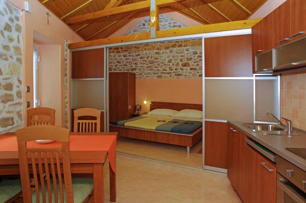 Kuchyň nebo kuchyňský kout v ubytování Apartment Menego A2 BOL-CENTER, Croatia