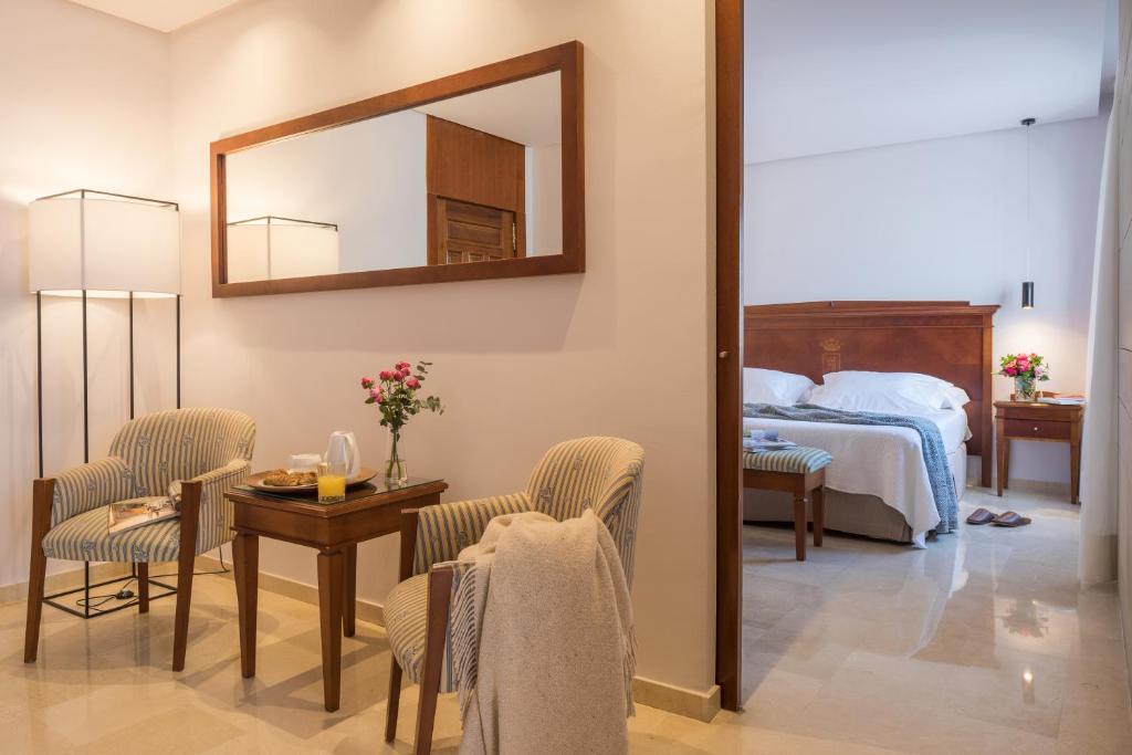Postel nebo postele na pokoji v ubytování Hotel Fernando III