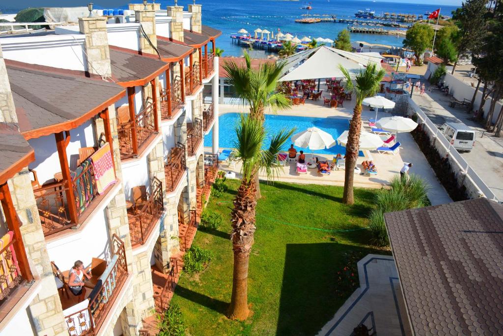 una vista aérea de un complejo con piscina en Ayaz Aqua Beach Hotel, en Gümbet